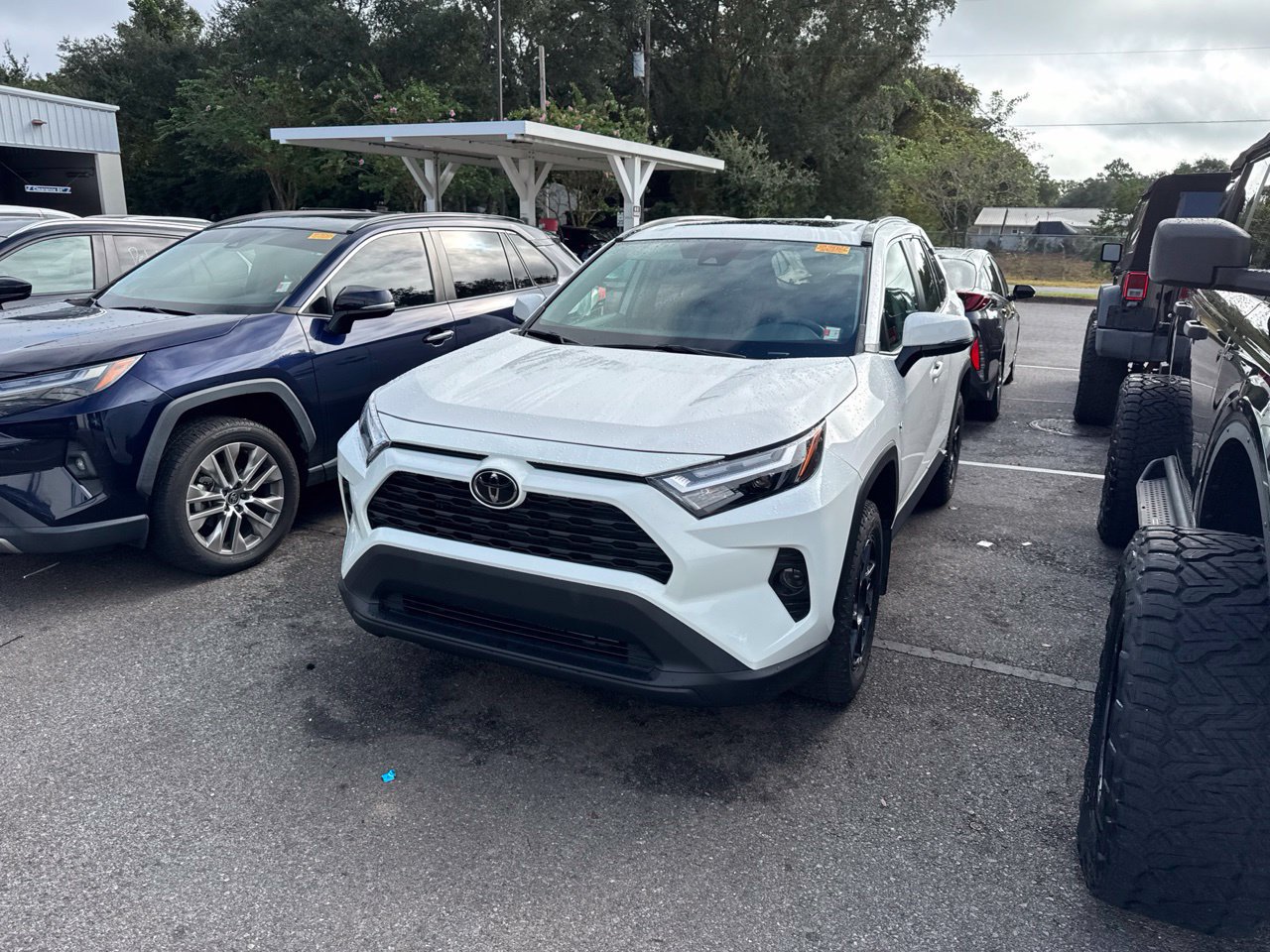 Used 2024 Toyota RAV4 XLE w/ Convenience Package FWD image 1
