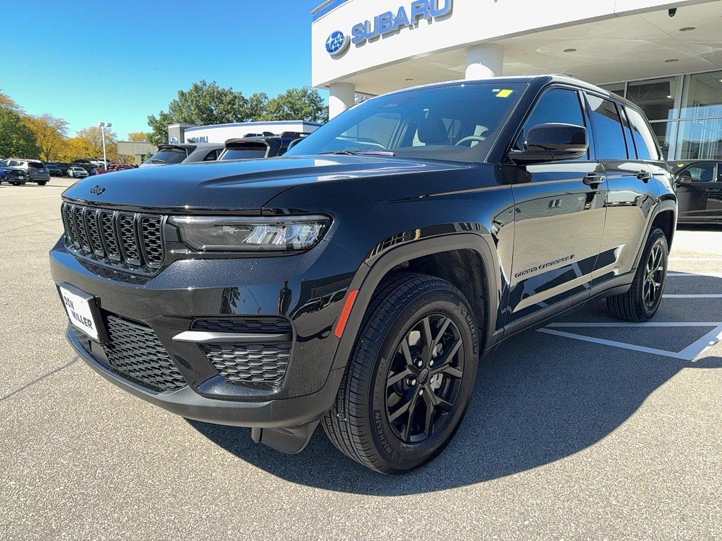 Used 2025 Jeep Grand Cherokee Altitude AWD/4WD image 3