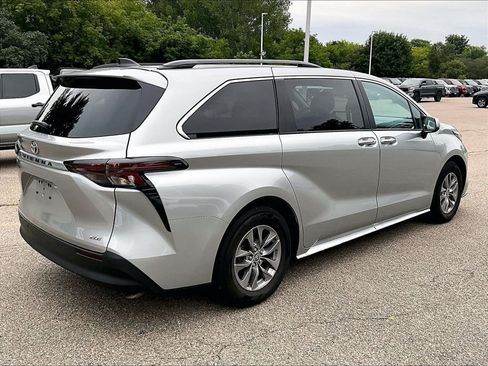 Used 2025 Toyota Sienna XLE FWD image 6