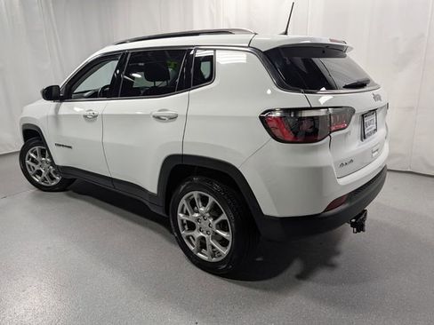 Used 2022 Jeep Compass Latitude w/ Sun and Sound Group AWD/4WD image 5