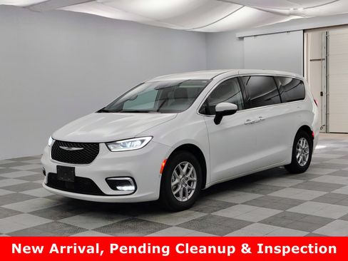 Used 2023 Chrysler Pacifica Touring-L image 1