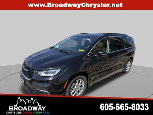 Used 2022 Chrysler Pacifica Touring-L FWD image 3