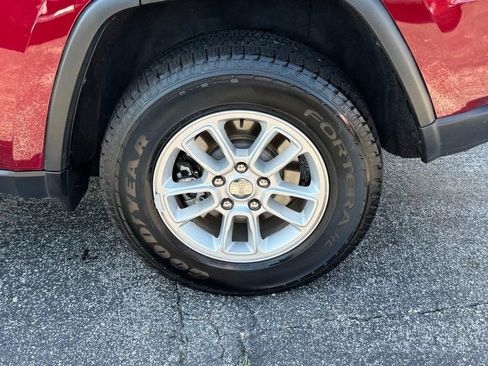 Used 2019 Jeep Grand Cherokee Laredo AWD/4WD image 8