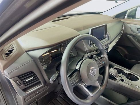 Used 2023 Nissan Rogue SV image 10