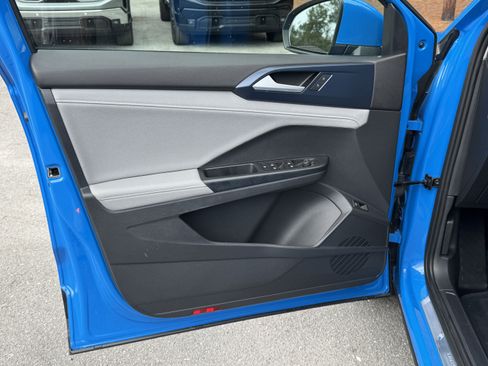 Used 2024 Volkswagen Taos SE image 12