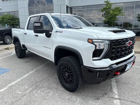 Used 2024 Chevrolet Silverado 2500 ZR2 w/ Technology Package AWD/4WD image 6