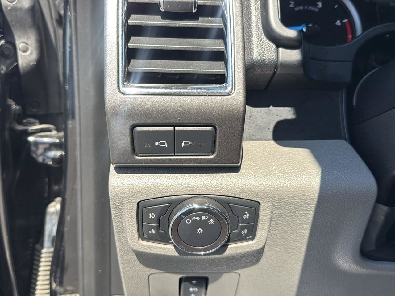 Used 2017 Ford F250 XLT w/ XLT Premium Package AWD/4WD image 15