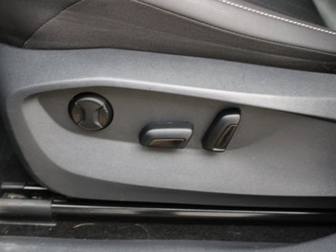 Certified 2022 Volkswagen Tiguan SE w/ Panoramic Sunroof Package image 9