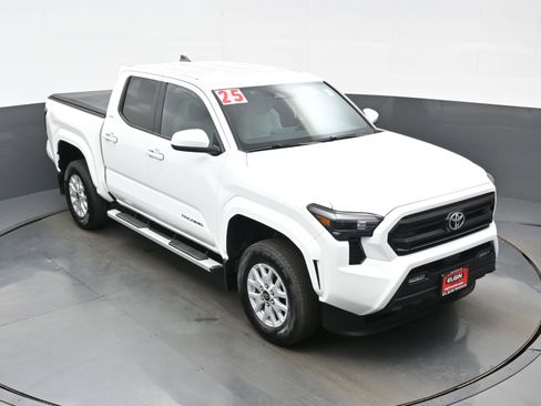 Used 2025 Toyota Tacoma SR5 AWD/4WD image 34
