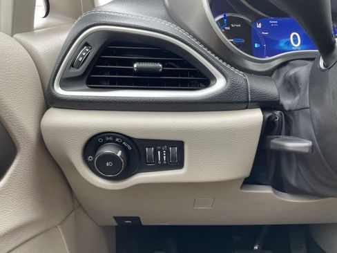 Used 2024 Chrysler Pacifica Limited FWD image 21