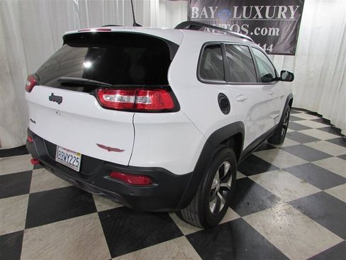 Used 2018 Jeep Cherokee Trailhawk image 22