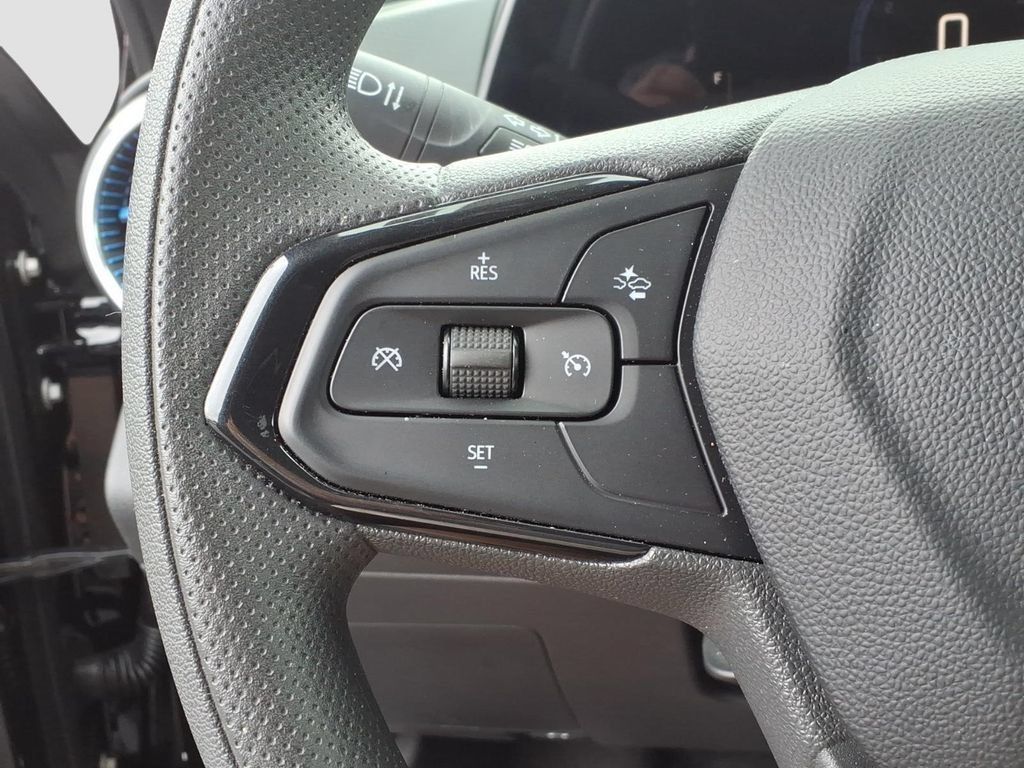 Used 2025 Chevrolet Trax LT FWD image 23