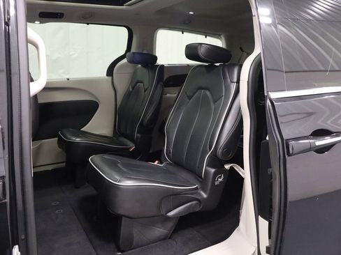 Used 2023 Chrysler Pacifica Limited image 12