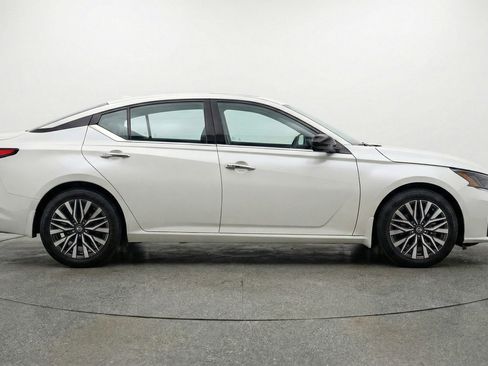 Used 2025 Nissan Altima 2.5 SV image 11