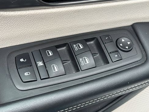Used 2024 Chrysler Pacifica Touring-L FWD image 18