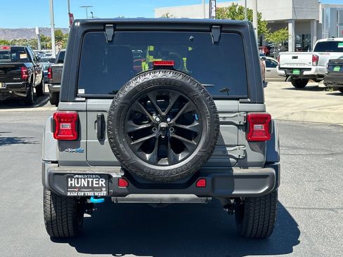 Used 2022 Jeep Wrangler Unlimited Sahara w/ Cold Weather Group AWD/4WD image 6