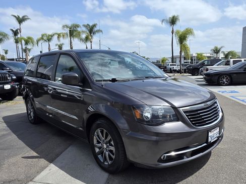 Used 2015 Chrysler Town & Country S w/ Trailer Tow Group FWD image 6