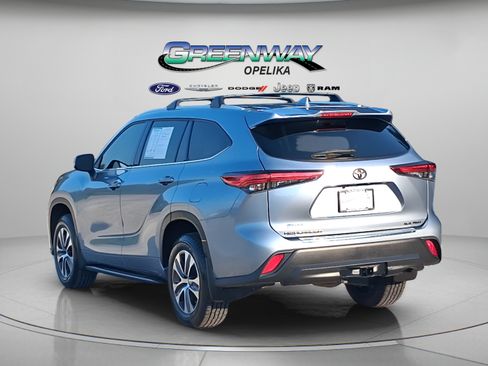 Used 2022 Toyota Highlander XLE AWD/4WD image 5