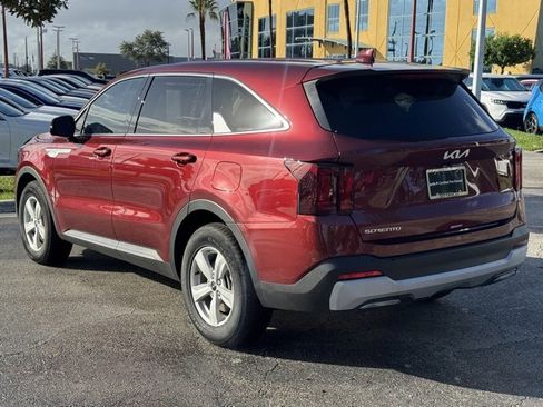 Certified 2025 Kia Sorento LX image 3