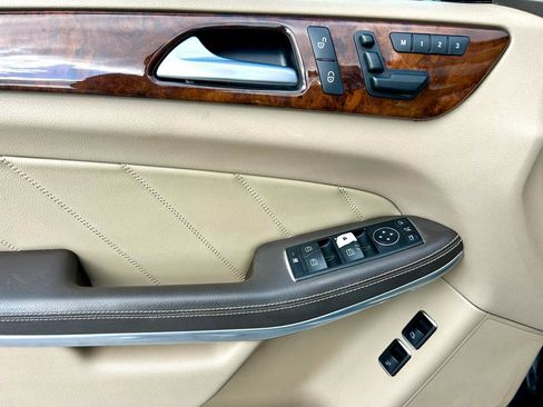 Used 2013 Mercedes-Benz GL 550 4MATIC image 25