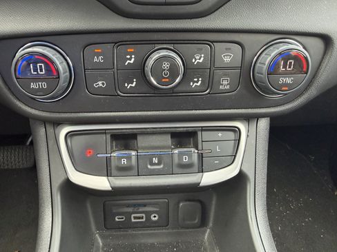 Used 2022 GMC Terrain SLT w/ Elevation Edition FWD image 17