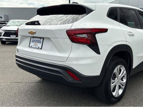 Used 2024 Chevrolet Trax LS w/ Driver Confidence Package FWD image 11