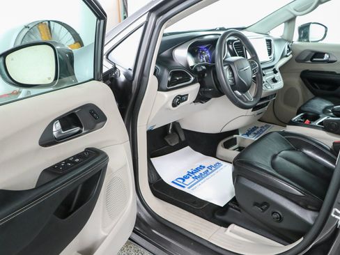 Used 2022 Chrysler Pacifica Touring-L FWD image 3
