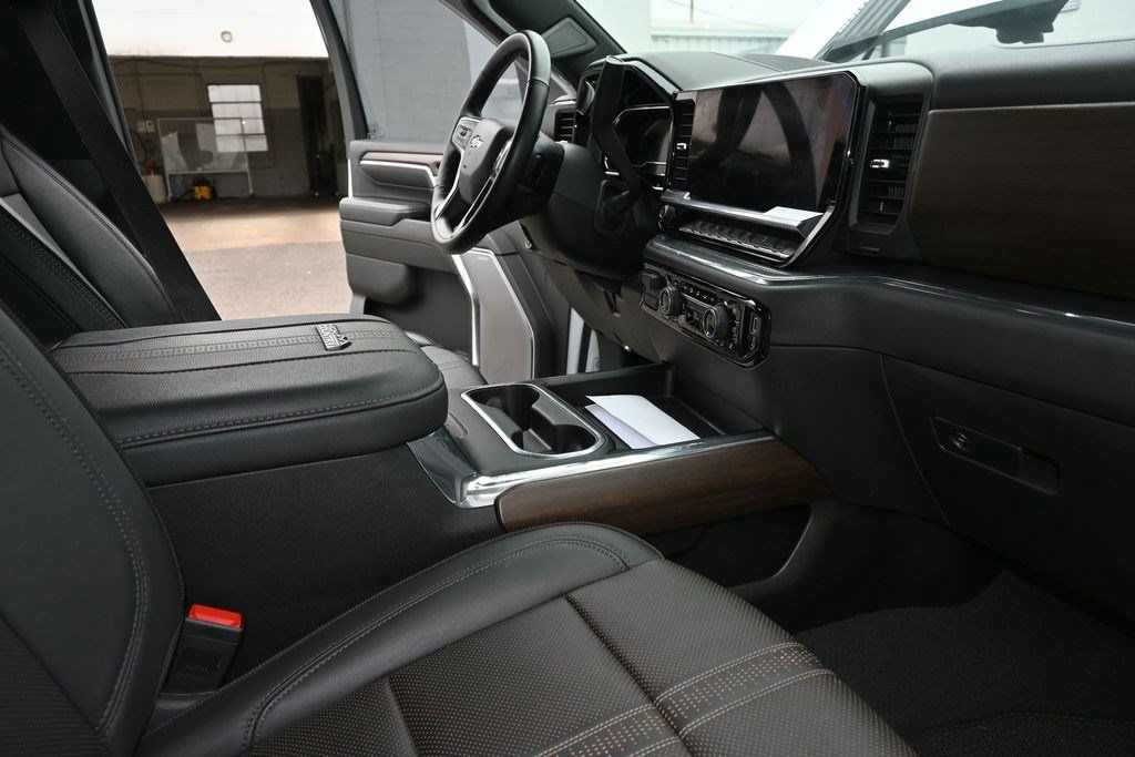 Used 2024 Chevrolet Silverado 2500 High Country w/ High Country Premium Package AWD/4WD image 13