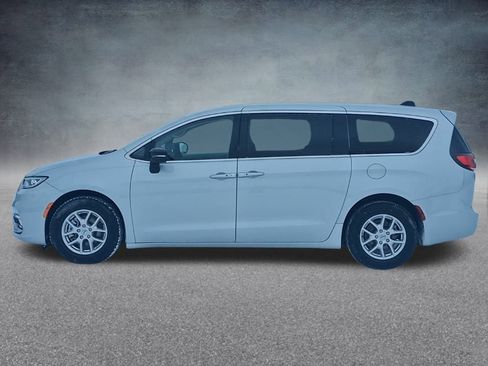 Used 2024 Chrysler Pacifica Touring-L FWD image 10