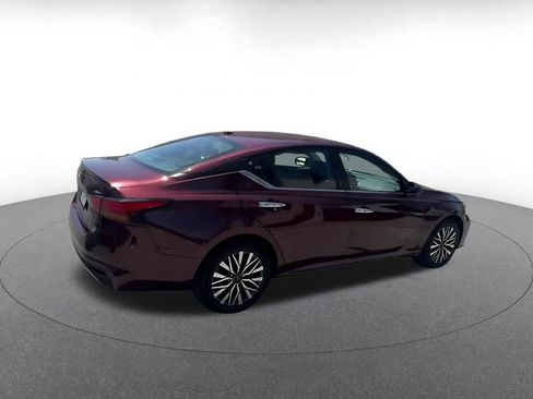 Used 2025 Nissan Altima 2.5 SV FWD image 11