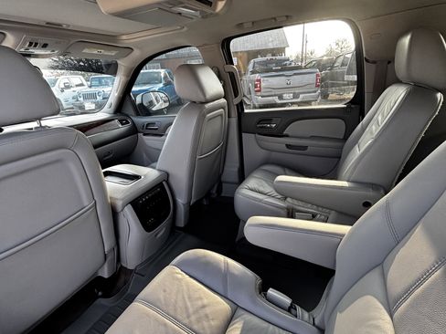 Used 2014 Chevrolet Suburban LT image 8