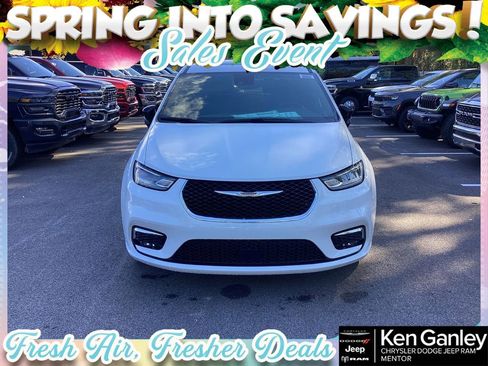 New 2026 Chrysler Pacifica Select AWD/4WD image 2