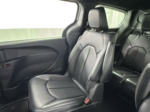 Used 2024 Chrysler Pacifica Select image 15