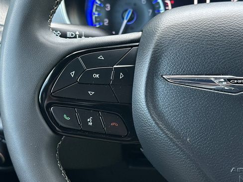 Used 2024 Chrysler Pacifica Touring FWD image 32