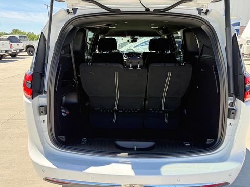 Used 2024 Chrysler Pacifica Touring FWD image 25