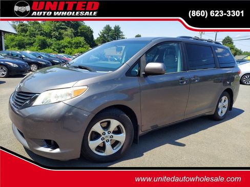 Used 2014 Toyota Sienna LE FWD image 1