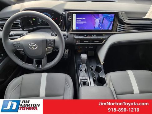 Used 2025 Toyota Camry SE image 28