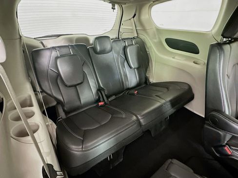 Certified 2024 Chrysler Pacifica Touring-L image 37