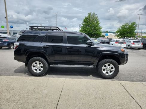 Used 2017 Toyota 4Runner SR5 AWD/4WD image 6
