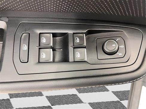 Used 2025 Volkswagen Atlas SE image 30