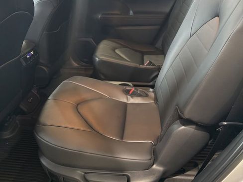 Used 2025 Toyota Highlander AWD image 10