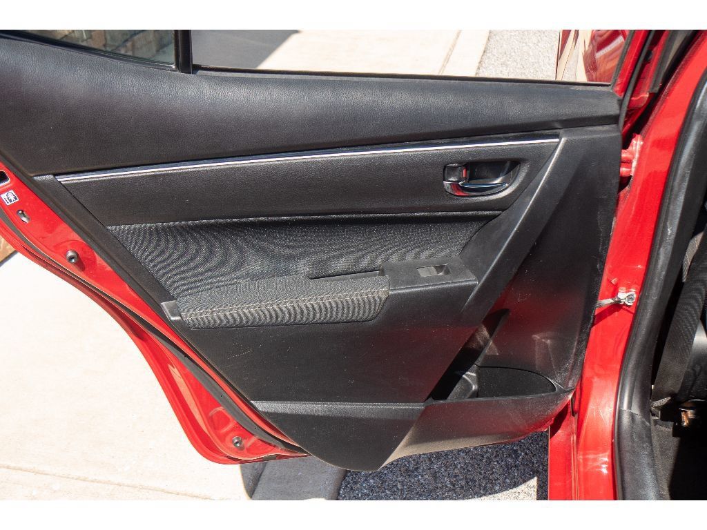 Used 2018 Toyota Corolla LE FWD image 17