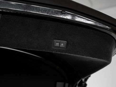 Used 2025 Lamborghini Urus SE image 56