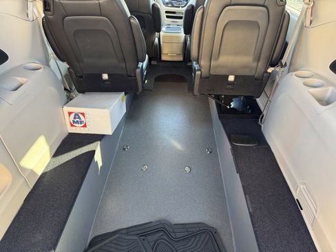 Used 2024 Chrysler Pacifica Touring-L image 12