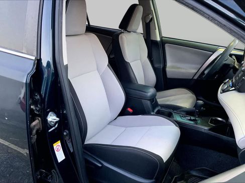 Used 2018 Toyota RAV4 LE AWD/4WD image 13