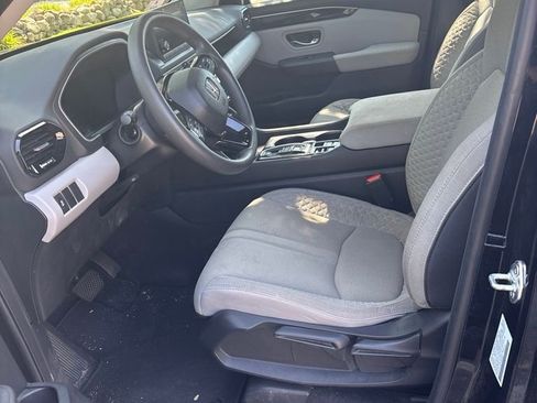 Used 2023 Honda Pilot LX image 3