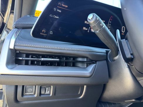 Used 2024 Cadillac XT4 Premium Luxury image 33