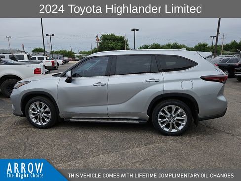 Used 2024 Toyota Highlander Limited FWD image 7
