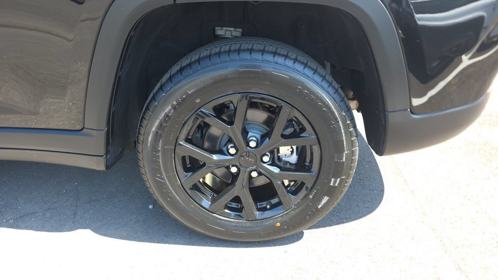 Used 2024 Jeep Grand Cherokee Altitude RWD image 10