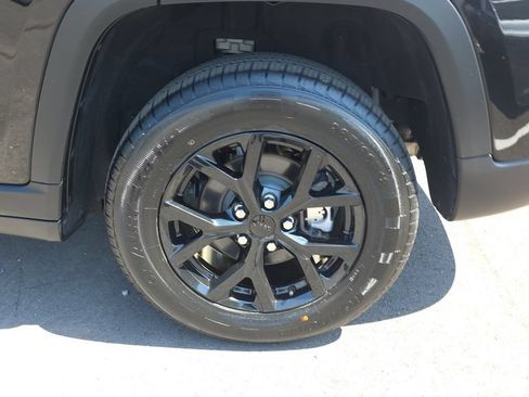 Used 2024 Jeep Grand Cherokee Altitude RWD image 10